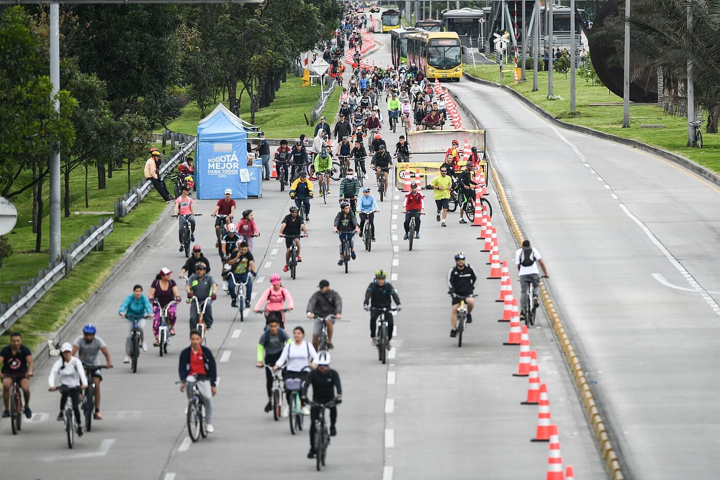 Eine Hauptstraße voller Radfahrer*innen.